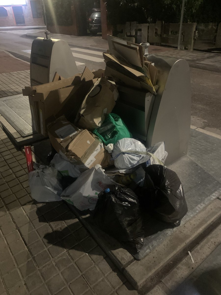 Carlos323656's tweet photo. Aqui tenéis de nuevo la Avda Pocito de las Nieves (altura del número 10) y es día si día también. El Ayuntamiento no toma medidas mas allá del camioncito. Ni un letrero para una parte de la población “muy guarra”
🙏🏻RTW https://t.co/qkqYLf8KbL