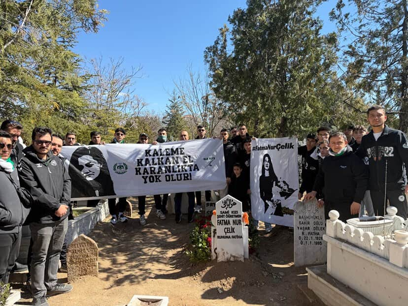 tribundergi's tweet photo. Konyaspor taraftarları Fatma Nur Çelik'i mezarında ziyaret etti.

▪️ "Kaleme kalkan el, karanlıkta yok olur!"