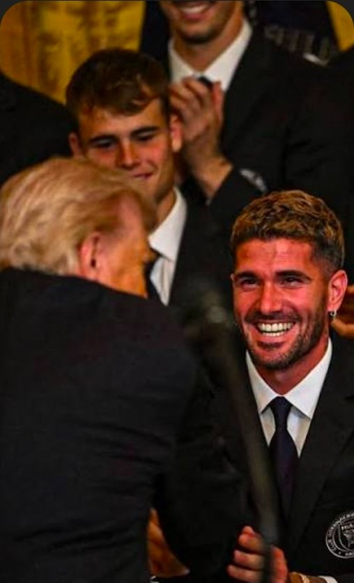 Quedate  con el que te mira como Rodrigo a un pedófilo criminal de guerra.