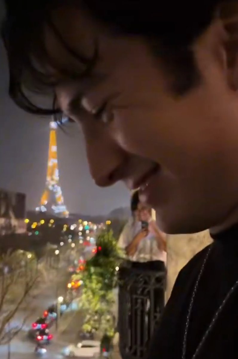 casually stole the spotlight from the eiffel tower