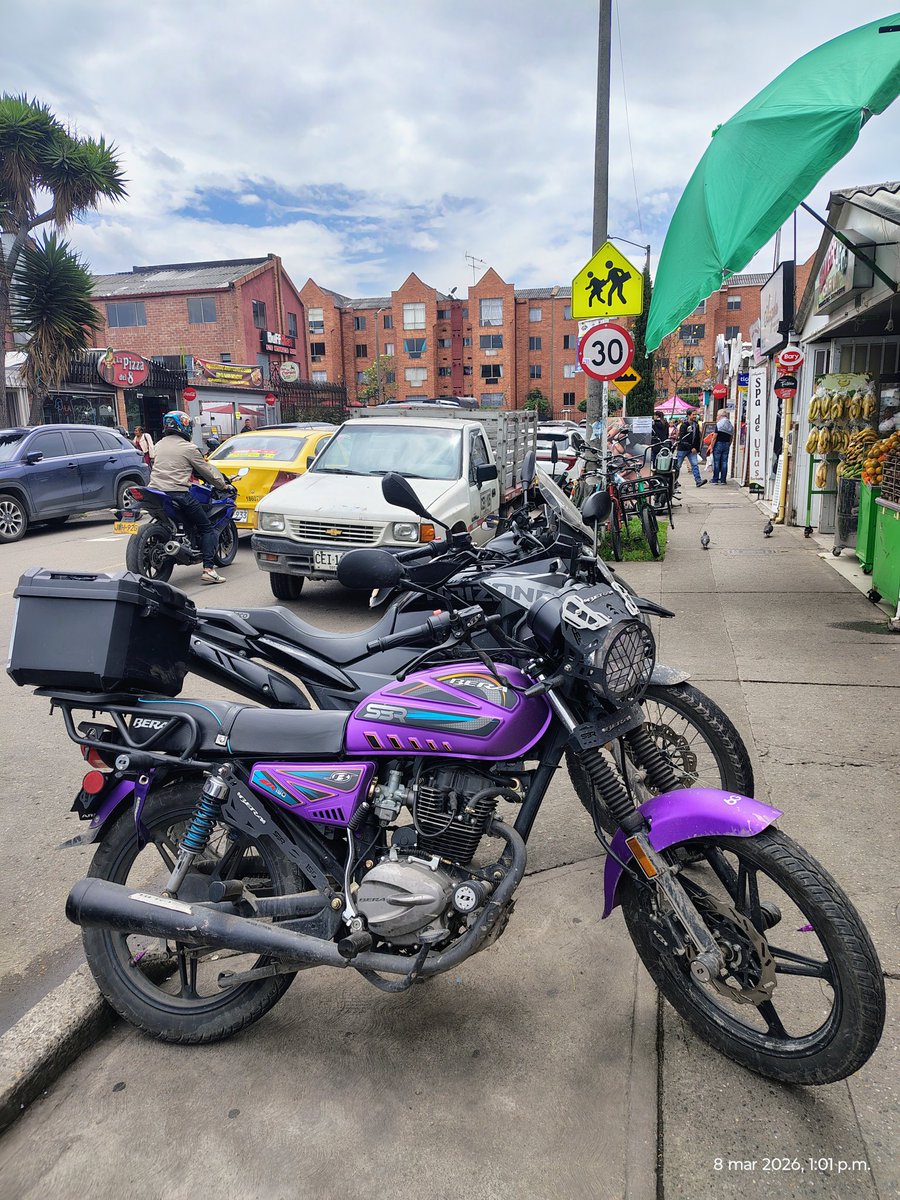 NatisPinzon15's tweet photo. @TransitoBta @SectorMovilidad @Engativalcaldia @Bogota ahora el andén peatonal es para parquear motos y bicicletas de los locales comerciales, en la Carrera 113 con calle 81. Qué solución hay para los residentes que a diario nos toca ahora compartir la vía con estos vehículos. https://t.co/z26ISVtAbP