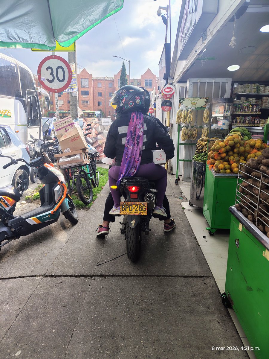 NatisPinzon15's tweet photo. @TransitoBta @SectorMovilidad @Engativalcaldia @Bogota ahora el andén peatonal es para parquear motos y bicicletas de los locales comerciales, en la Carrera 113 con calle 81. Qué solución hay para los residentes que a diario nos toca ahora compartir la vía con estos vehículos. https://t.co/z26ISVtAbP