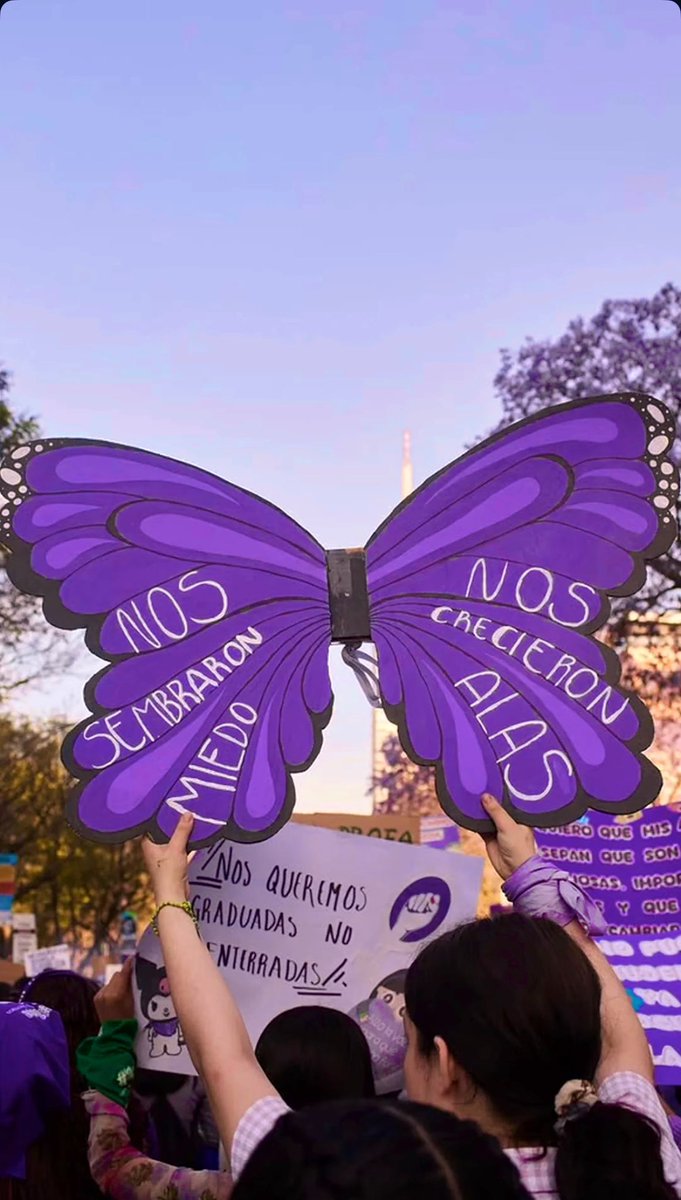 Como docente, el 8M me invita a reflexionar sobre mi papel en el aula. Mi compromiso es visibilizar a las mujeres que la historia olvidó y asegurar que mis alumnas crezcan en un entorno de igualdad real. Menos felicitaciones y más coherencia pedagógica. 🍎💜
#8M2026 #Educación