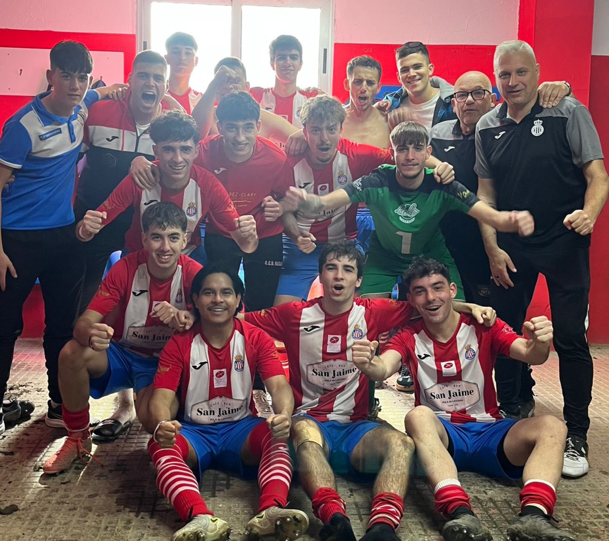 laminadelfutbol's tweet photo. Resultados en Tercera RFFPA, grupo 3:

🔸 Campomanes 1-0 Ayer (Sergín)

🔸 Santiago de Aller 1-1 L’Entregu B (Mouhamadou | Mamadou)

🔸 Titánico B 4-2 Rayo Carbayín (Javier x2, Daniel, Pablo | Konari, Alejandro)

🔸 Sariego 3-0 Iberia (Adrián, Hernán, Iker) https://t.co/9RyxKdIehC