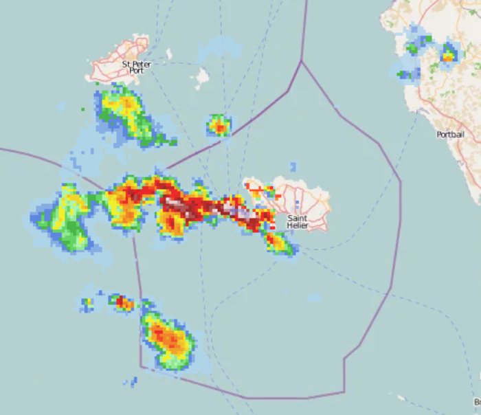UK Thunderstorm Updates tweet media