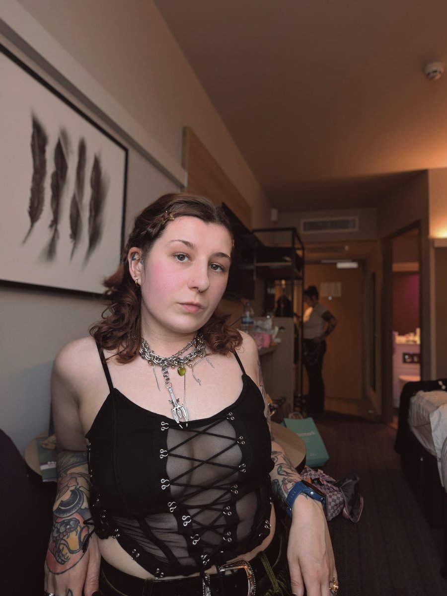 Hayleysilk's tweet photo. Pic from mgk night https://t.co/xAvOa5OAsZ