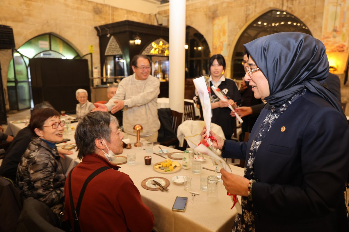 Japonya’nın başkenti Tokyo’dan #Şanlıurfa’mıza misafir olan turistlere, Şanlıurfa Ticaret ve Sanayi Odası Başkanımız Mehmet Doğan Yetim ile birlikte 8 Mart Dünya Kadınlar Günü vesilesiyle çiçek takdim ettik.

Kadınların emeğini ve değerini vurgulayan bu anlamlı günde, kadim