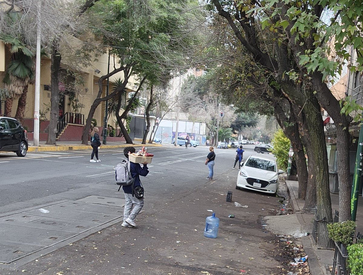 peopleofdrones's tweet photo. @ClaraBrugadaM su cambio de ley no sirve para absolutamente nada. Afuera de la Arena México siguen cobrando por estacionarse los viene viene como dueños de las calles @SSPCMexico @C5_CDMX https://t.co/ZEe2QJkdgW