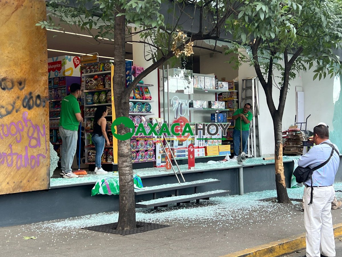 Continúan los destrozos por parte del contingente de feministas que avanzan con rumbo al zócalo de la ciudad