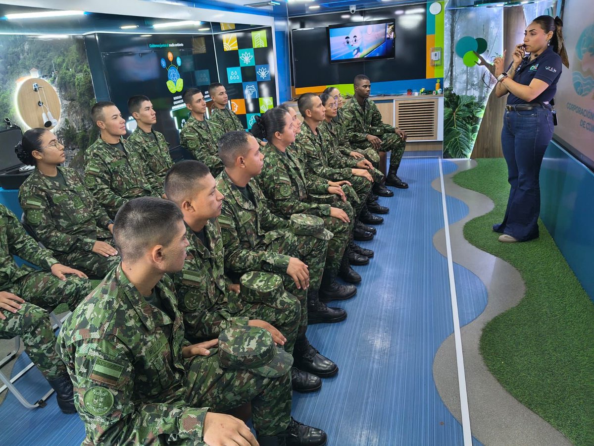 ejercito_cedoc's tweet photo. La Sección de Medio Ambiente de la Escuela Militar de Suboficiales Sargento Inocencio Chincá lideró una jornada de sensibilización ambiental dirigida a los alumnos en formación, con el apoyo del aula ambiental móvil de la Corporación Autónoma Regional de Cundinamarca. 

Este espacio interactivo combina tecnología y aprendizaje para fortalecer el compromiso de los futuros suboficiales con la protección de los recursos naturales y la biodiversidad del país.

#CustodiosDelMedioAmbiente