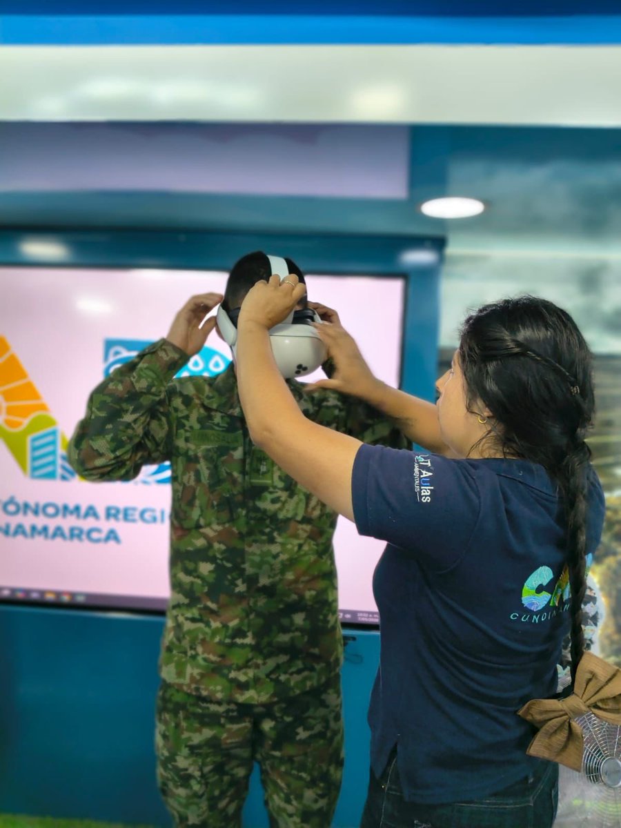 ejercito_cedoc's tweet photo. La Sección de Medio Ambiente de la Escuela Militar de Suboficiales Sargento Inocencio Chincá lideró una jornada de sensibilización ambiental dirigida a los alumnos en formación, con el apoyo del aula ambiental móvil de la Corporación Autónoma Regional de Cundinamarca. 

Este espacio interactivo combina tecnología y aprendizaje para fortalecer el compromiso de los futuros suboficiales con la protección de los recursos naturales y la biodiversidad del país.

#CustodiosDelMedioAmbiente