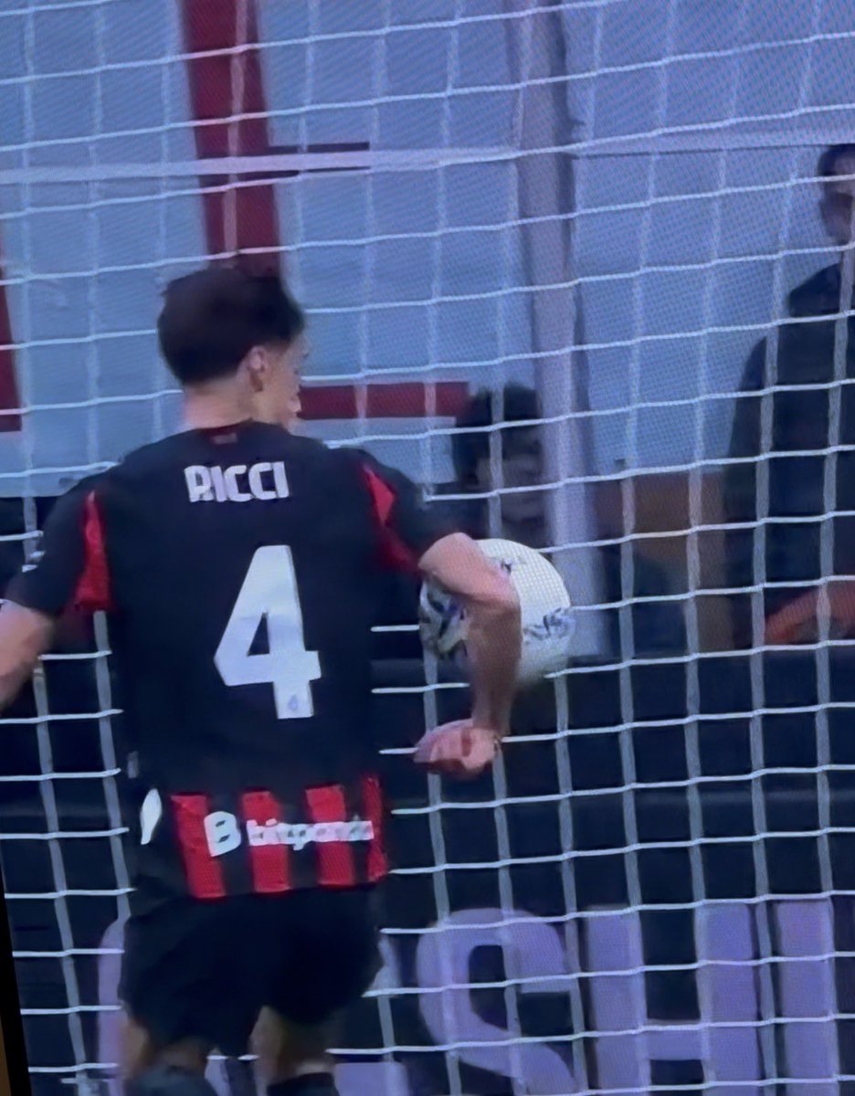 DanieleRodia's tweet photo. Questo il tocco di #Ricci nel finale di #MilanInter 🤔 https://t.co/QWrLRDQAX5