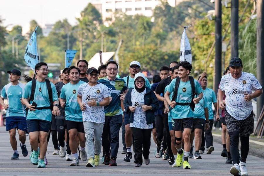 Ngabuburun di GBK, Gus <a href="/cakimiNOW/">A Muhaimin Iskandar</a> Kampanye Hidup Sehat Saat Ramadan

“Tidak ada jalan lain, kita harus terus berolahraga. Dengan olahraga kita membuktikan: sehat itu menambah umur, sehat itu membuat kita lebih hemat, dan sehat itu membuat kita lebih produktif,” #Olahraga #Sehat