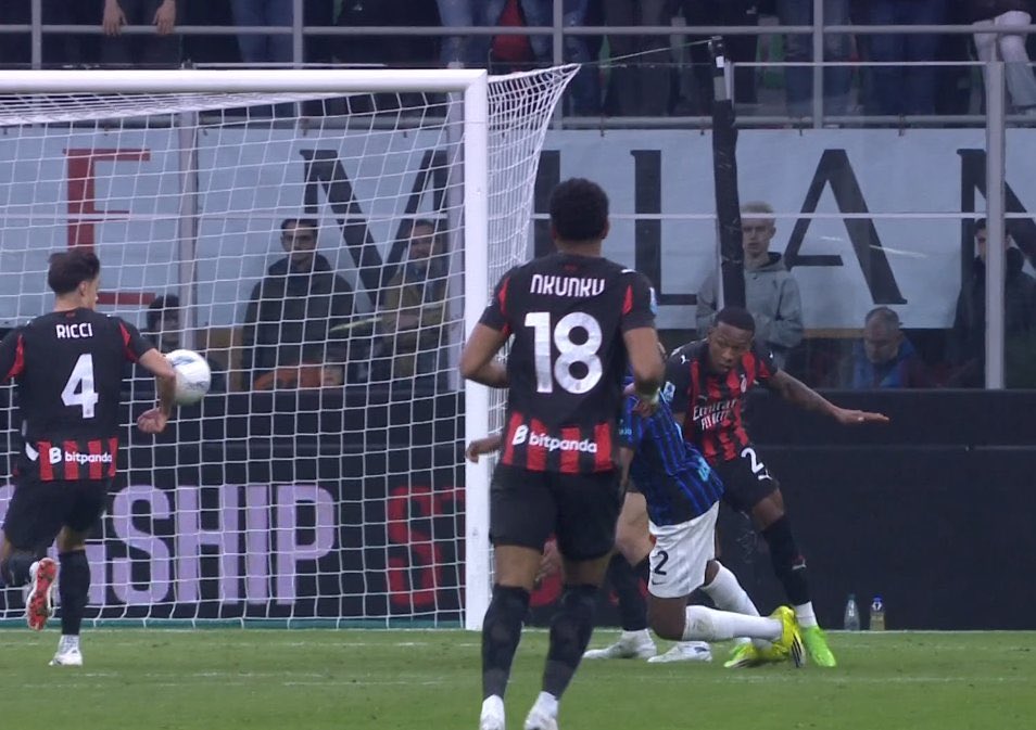 nerargzzurri's tweet photo. A pesar que el equipo no hizo mérito si quiera para empatar el partido, esto solo deja muy mal parado al arbitraje y por ende al fútbol italiano. https://t.co/Skzs331Dx9