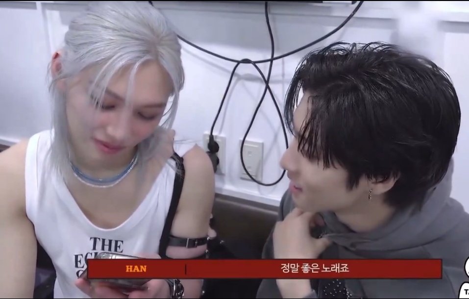 : ตี๋มันจะเลิกกับกูจริงๆหรอวะ
: แล้วทำไมมันบอกเลิกมึง
: มันบอกว่ากูติดเล่นไม่จริงจัง แม้แต่ตอนบอกเลิกกันมันก็ว่ากูเคยจริงจังอะไรบ้างมั้ย มึ๊งกุไม่จริงจังกับมันตรงไหนวะคุณเจ๊
: แล้วมึงตอบมันว่าไง
: เริ่ด
: อืมม สม