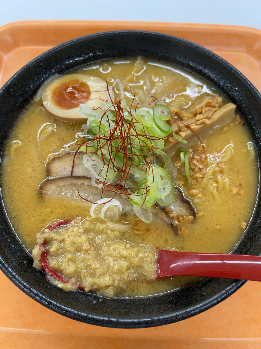 chigasakiramen's tweet photo. 札幌 らーめん四代目いちまる@名古屋市星ヶ丘三越。しょうがの極みそらーめん1320円

3/9〜3/9、春の大北海道展第2弾。1930年屋台からスタートの四代目とか

味噌のコクを深く感じる動物系メインのスープとレンゲに入った味付け生姜との相性は抜群。森住製麺の中太縮れ麺も⭕️ https://t.co/xqN6N10u6C