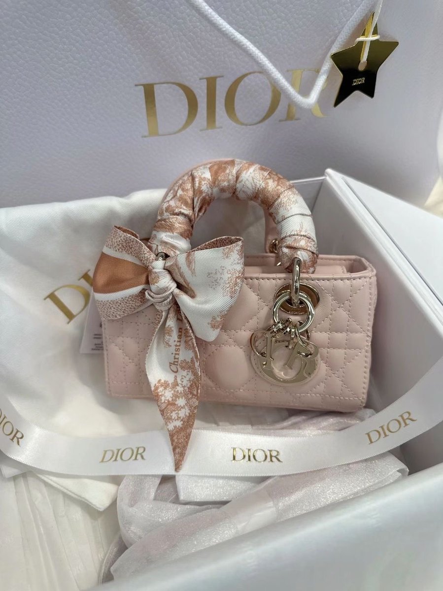 𝐅𝐢𝐨𝐫𝐞𝐥𝐥𝐚 𝐒𝐚𝐮𝐫𝐢 tweet media