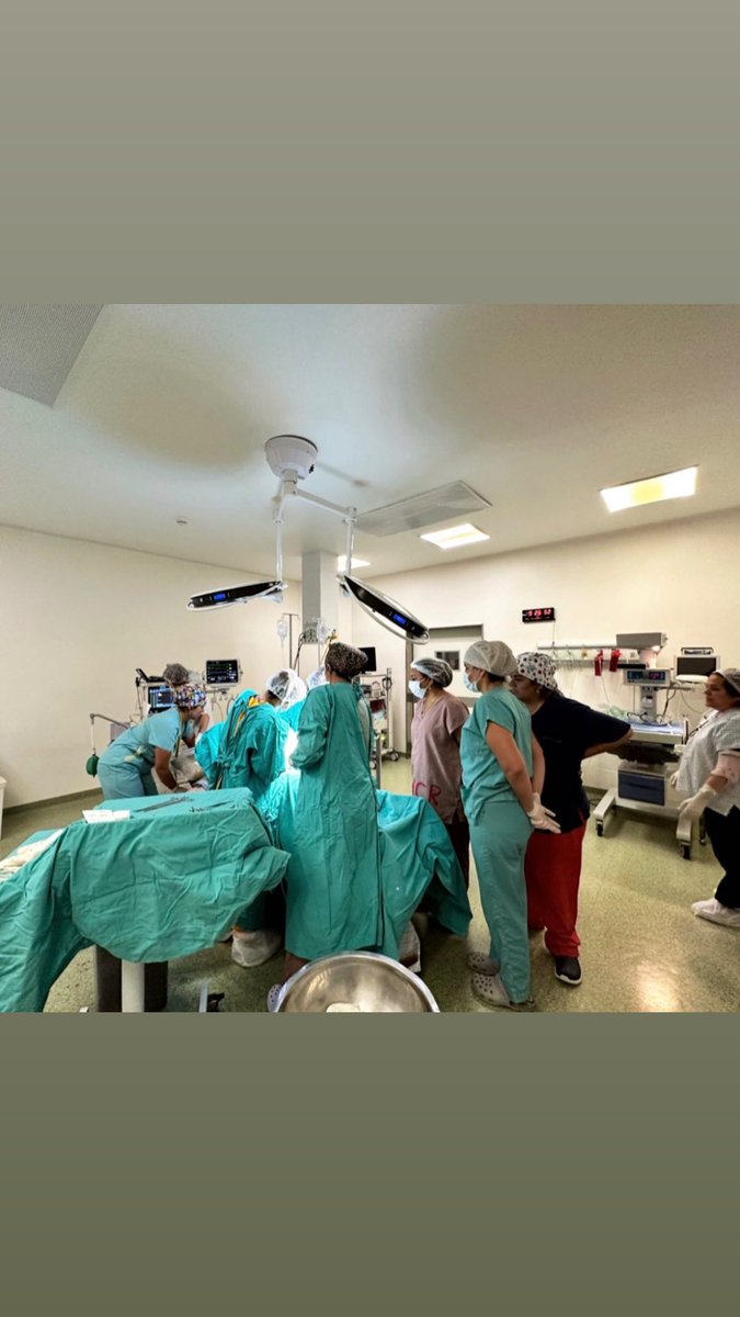 Foto de mi autoría, un día de guardia en el hospital, entró una parturienta con eclampsia, particularmente ese día éramos absolutamente todas mujeres, empezando por la guardia donde estabamos yo con otra colega, le iniciamos medidas de soporte vital y literal corrimos con la