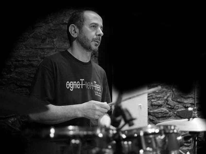 drumday2's tweet photo. https://t.co/HoUEhQKIcx Ο ντράμερ–ερευνητής που αφουγκράζεται τους ρυθμούς του κόσμου. Ο Αλέξανδρος Παπαδόπουλος αποτελεί μια ξεχωριστή περίπτωση μουσικού: ένας ντράμερ που δεν περιορίστηκε ποτέ στο drum set #drummer https://t.co/MfT5EnDpcW