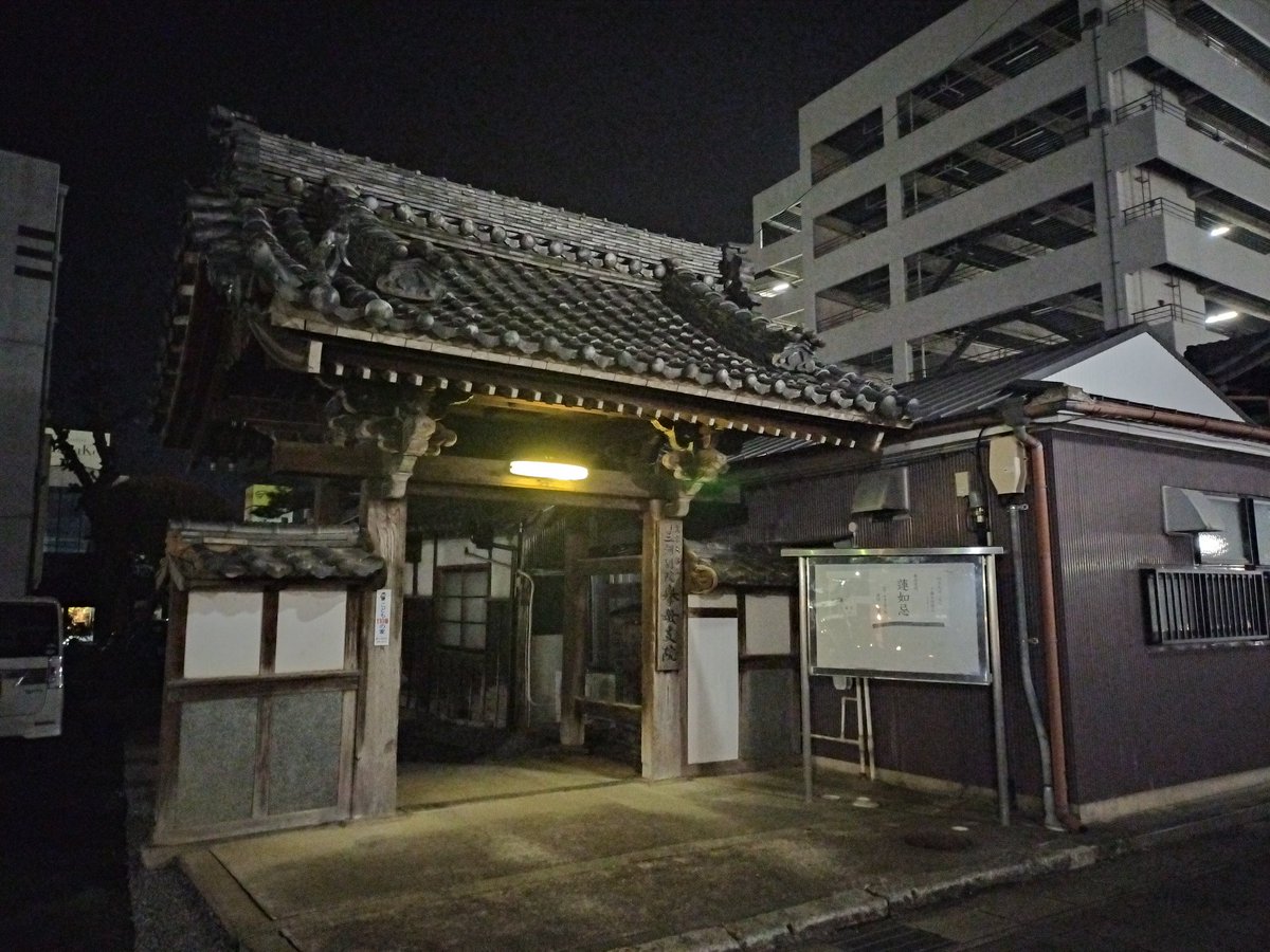 routine_buster's tweet photo. 【不定期開催】さんぽ部活動報告 その１１２

①照明のせいで怖くない？
②神社？家？
③シロクマベンチ

（3キロ、45分） https://t.co/Idh2qXQByM