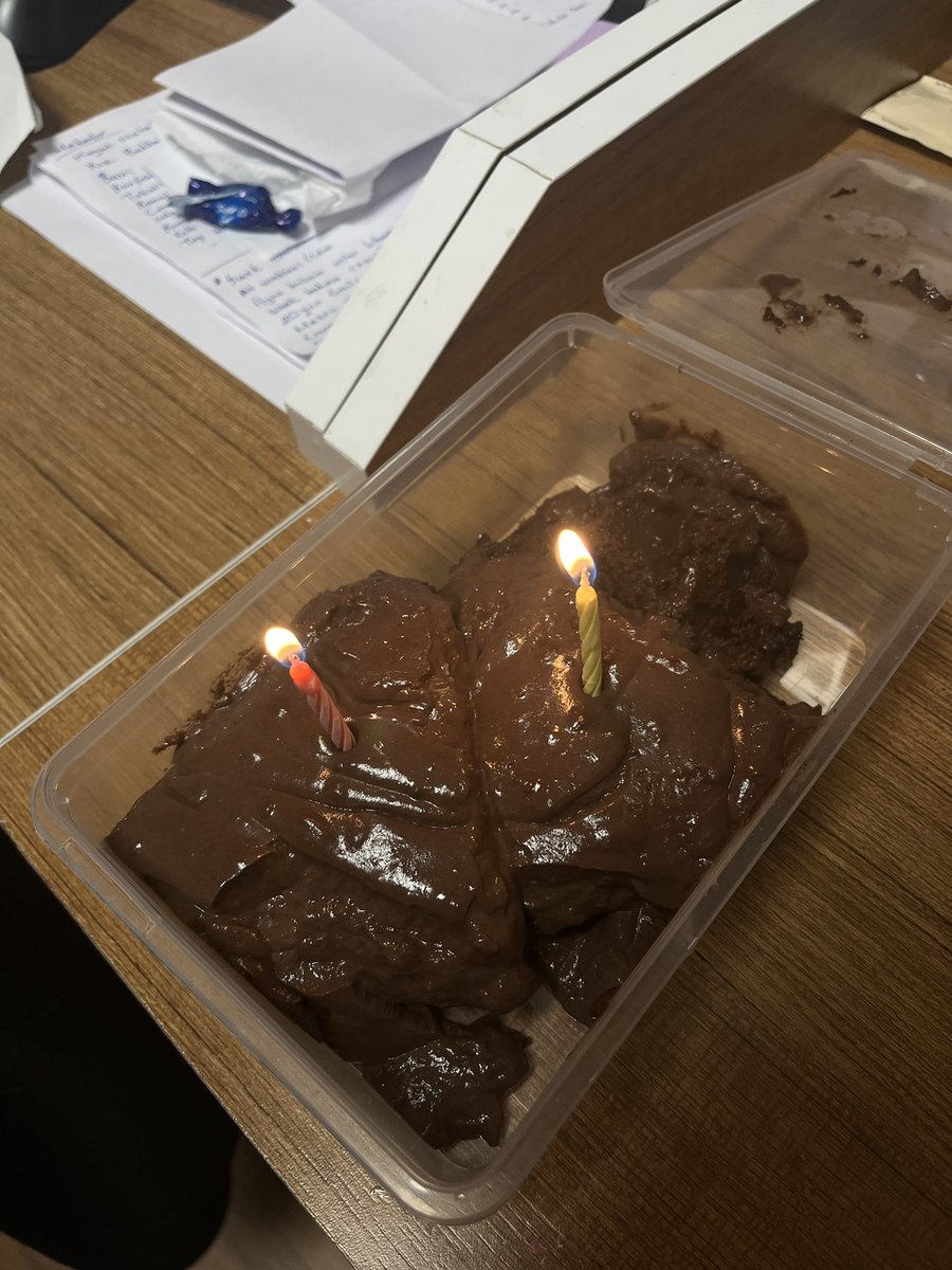 Odaya gelip ayrıldığımı söyledim birisi kek getirmiş hemen mum dikip iyi ki ayrıldın pastasına çevirdi olayı görüntüsü çok iyi olmasa da tadı baya iyiydi