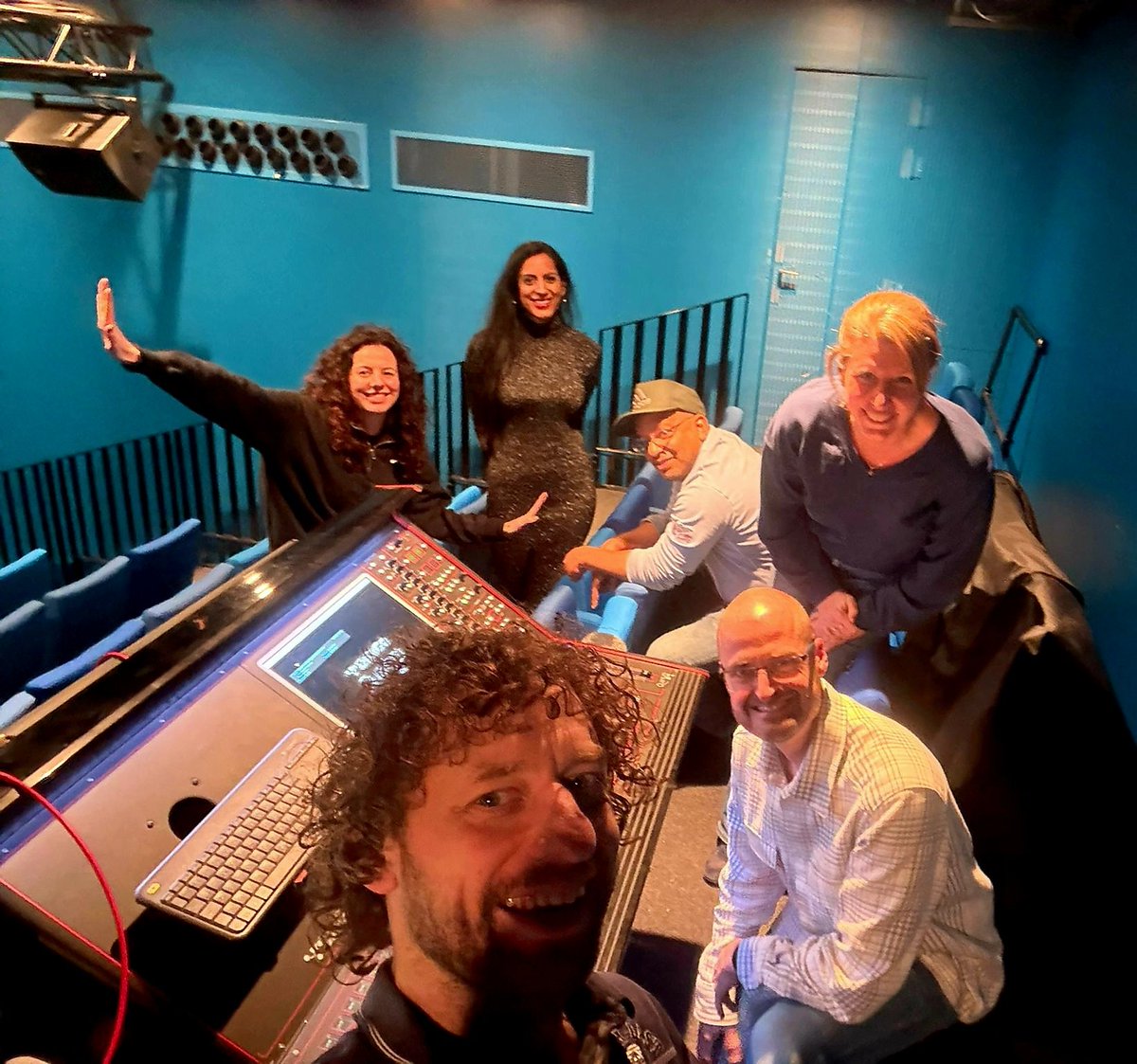 shirleys86's tweet photo. #recording #music #song #muziek #opname #theater #band #lied #nummer #bandleden https://t.co/G7q94YPFMs