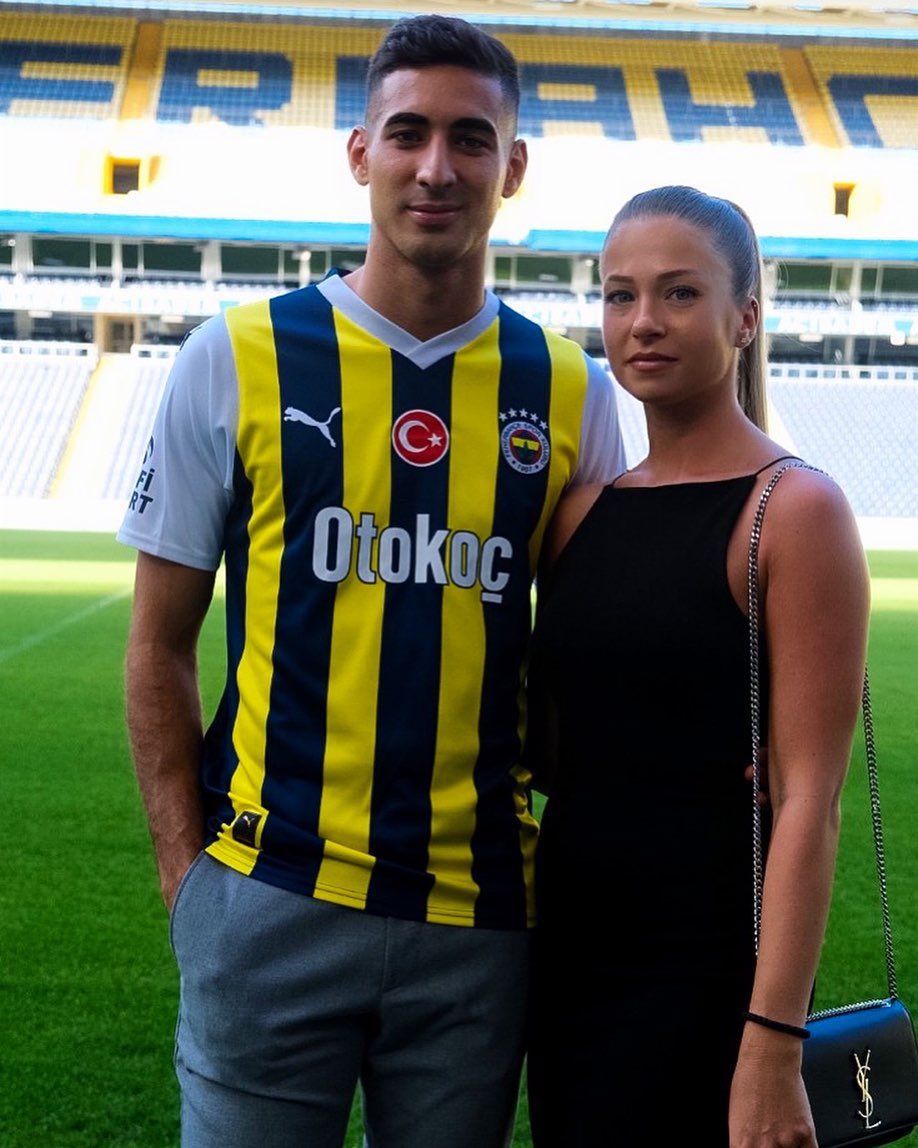 Şükrü Saraçoğlu’na destek olmak için gelen hiç kimse, şartlar ne olursa olsun bir futbolcumuzu sert bir dille eleştirme hakkına sahip olsa da, herhangi bir futbolcumuz veya teknik çalışanımızın eşine, ailesine ve yakınlarına söz etme, dil uzatma hakkına sahip değildir.