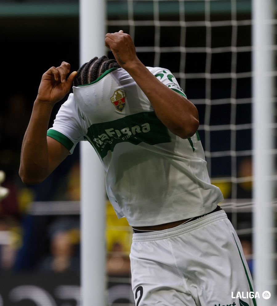 iamperonaa's tweet photo. Querido amigo, ¿qué nos pasa?

Hay equipos que atraviesan malas rachas.
Y hay momentos en los que todo parece torcerse a la vez.

Este 2026 está siendo uno de esos momentos para el Elche CF.

La última victoria llegó el 21 de diciembre. Han pasado semanas, partidos, oportunidades… y el triunfo no ha vuelto. Desde que empezó el año, diez jornadas de Liga. Cuatro empates. Seis derrotas. Un camino cuesta arriba que se hace cada vez más largo.

Y lo extraño es que muchas veces no parece que todo esté mal.

Hay partidos en los que el equipo compite. Hay fases en las que domina. Hay momentos en los que da la sensación de que el gol está a punto de llegar. Pero el fútbol tiene esa crueldad: cuando entras en una dinámica negativa, cada detalle pesa el doble.

Un rebote que no cae de tu lado.
Un gol en los últimos minutos.
Una ocasión que se escapa por centímetros.

Y poco a poco aparece la duda.

Pero también es verdad otra cosa: este escudo ya ha vivido momentos difíciles antes. Y siempre ha habido algo que ha tirado del equipo hacia adelante. La gente. El orgullo. El Martínez Valero. La sensación de que rendirse nunca ha sido una opción aquí.

Por eso hoy la pregunta no es solo qué nos pasa.

La pregunta es cuándo volveremos a reconocernos.

Porque este equipo ha demostrado que puede competir, que puede levantarse y que puede volver a creer. Y porque el fútbol, igual que te golpea cuando menos lo esperas, también cambia cuando menos lo imaginas.

Querido amigo, el camino se ha torcido.
Pero todavía quedan 11 partidos.
Y todavía queda orgullo.

Mucho Elche 💚