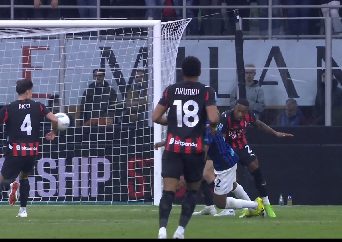 Ambrosini adesso in TV "......non dimentichiamoci che l'Inter gli ultimi 2 campionati in volata li ha persi, col Milan 4 anni fa e col Napoli anno scorso e ci ricordiamo tutti come...."

Anche noi ci ricordiamo come

Così