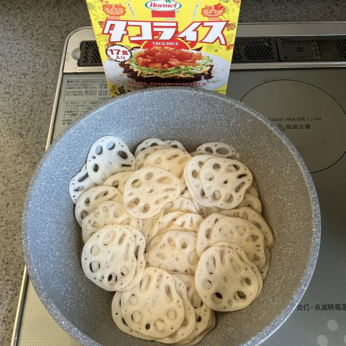 レンコン200gをスライサーで薄切りにし、オリーブオイルとにんにくで
