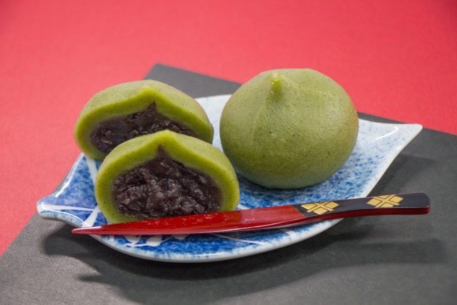 xiaojuncnjp's tweet photo. 冷え性の方
よもぎを食べましょう！

中医学では
よもぎを「艾葉(がいよう)」と呼び、
体を温める作用があるので、
冷えによる生理不順や生理痛、
不正出血に良い漢方薬として使われている。

冷え性、冷えによる生理のトラブルの方���
積極的によもぎを摂りましょう！ https://t.co/1NzNTnL6II