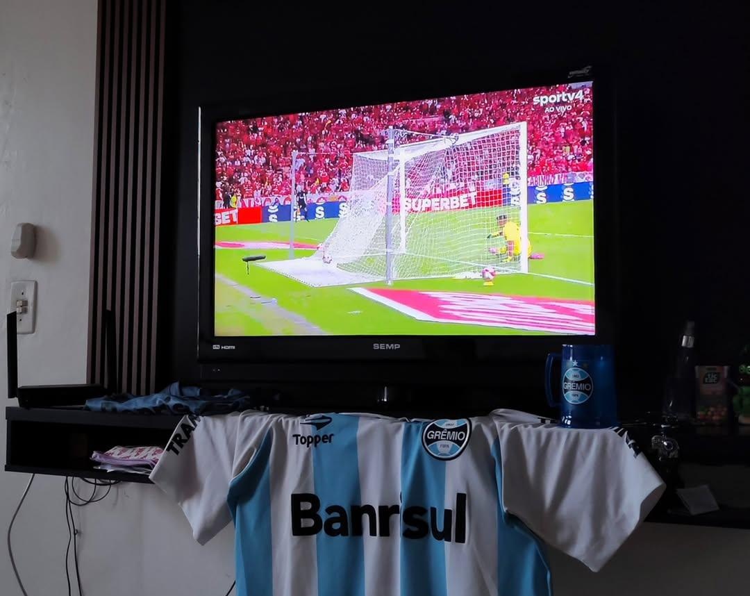 Rafa28ribeiro's tweet photo. Não tem roubo não, tem sangue e raça 💙🖤🤍
#grenal https://t.co/pi2K5kW1lg