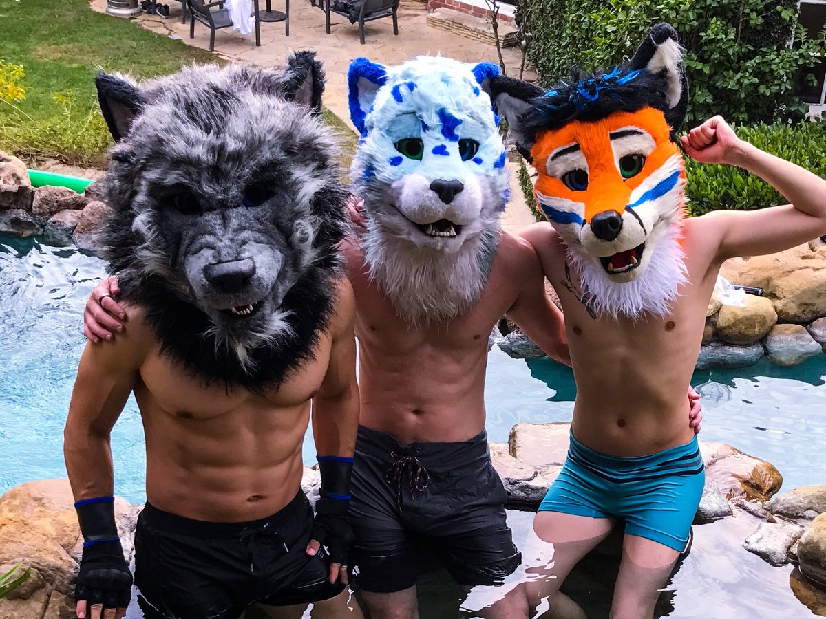 SkipsWorg's tweet photo. I’m sad to hear about @ByCats4Cats passing. Snap made suits for me, Kenny, and Ayren. https://t.co/HBm3ZjTU1x