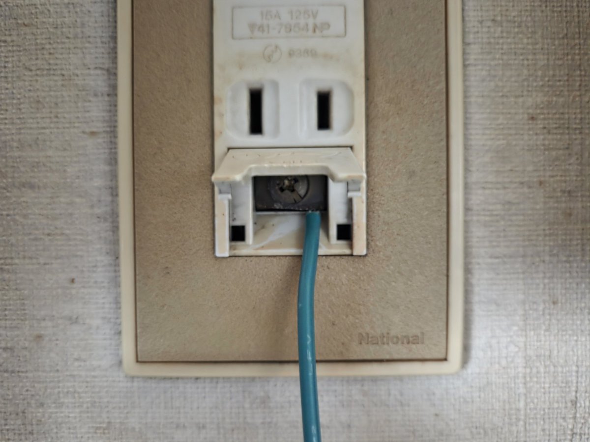 10sakura0519's tweet photo. 電子レンジのあたため機能が随分と前から使えなくなっていたので、買い換えました。そこで浮上したのが、アース線問題。電子レンジちかくのコンセントにはアース線取り付け口がなく、10メートルのアース線を購入、取り替えて少し遠いところのコンセントへ繋げました。取説は旧うちのレンジ　おつかれ様 https://t.co/RSYRJdKhsQ