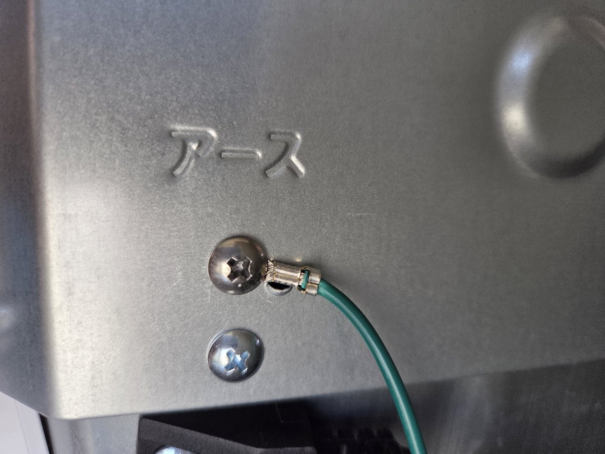 10sakura0519's tweet photo. 電子レンジのあたため機能が随分と前から使えなくなっていたので、買い換えました。そこで浮上したのが、アース線問題。電子レンジちかくのコンセントにはアース線取り付け口がなく、10メートルのアース線を購入、取り替えて少し遠いところのコンセントへ繋げました。取説は旧うちのレンジ　おつかれ様 https://t.co/RSYRJdKhsQ