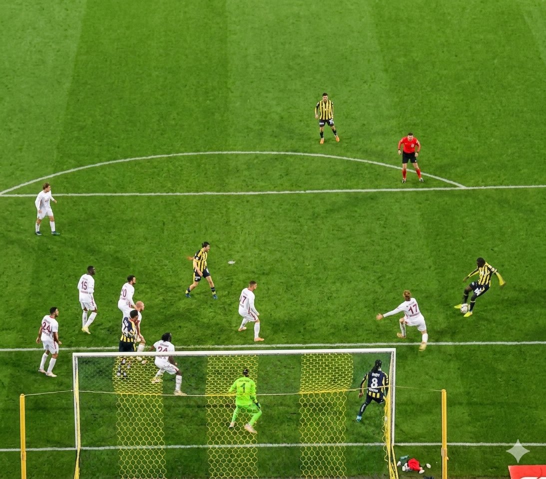 Trio:
FB’nin 3. golünde hiçbir şekilde bir ofsayt ihlali yok, gol nizami.
Brown kaleciyi veya rakiplerini etkilemiyor hatta tam tersine direğin dışına doğru kaçıyor.
Pozisyon o kadar net bir gol ki, hakem sahada ofsayt verse VAR müdahale eder golü vermesi için izletirdi.
#FBvSAM