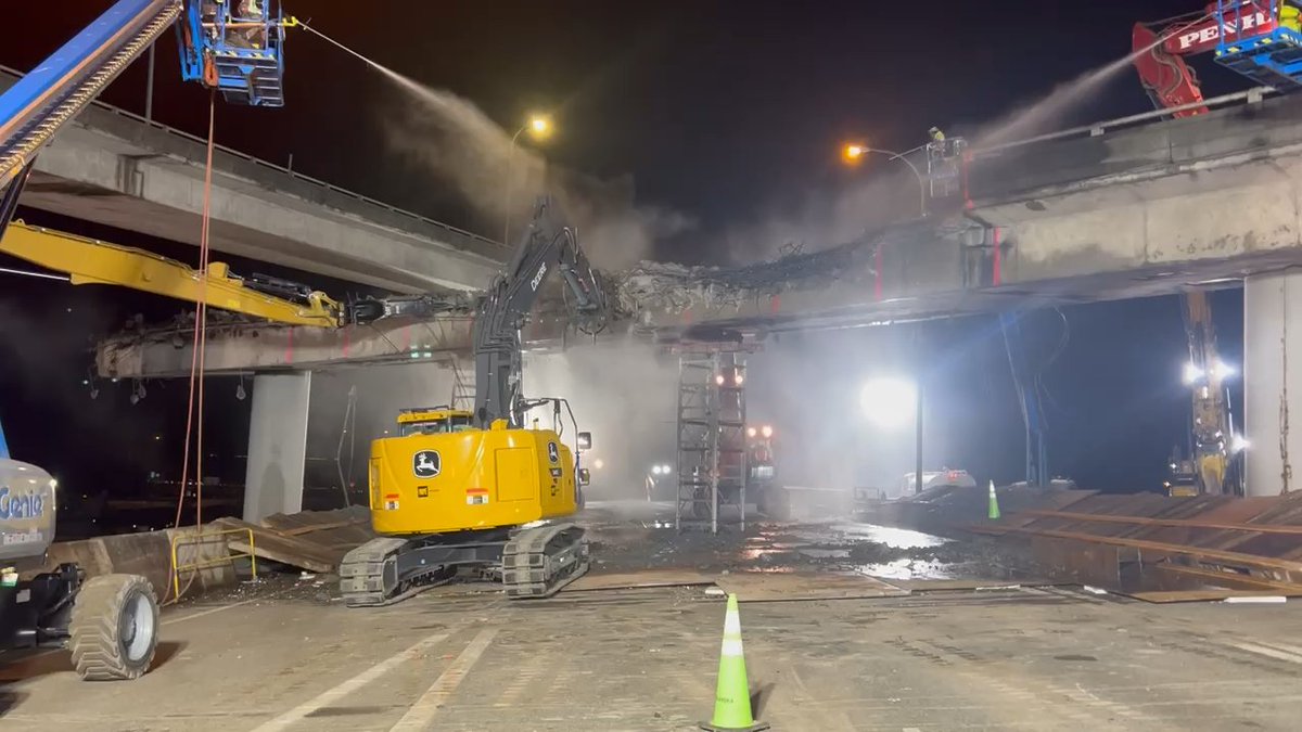 [I-405] 睡眠中,作業員がランプ部分の取り除きを進める