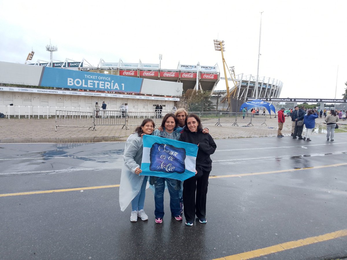 Elclandesanz's tweet photo. Córdoba Argentina siempre a tu lado como hace 34 años @AlejandroSanz #girasanzArgentina https://t.co/HOCCTfK3AC