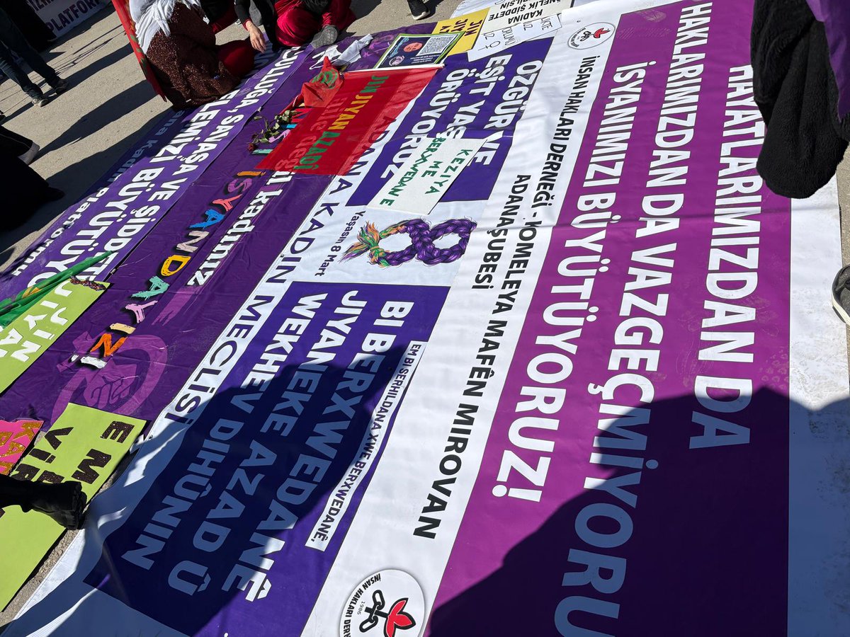 Adana Kadın Platformu bileşenleri olarak 8 Mart mitinginde alanlardaydık.
Eşitlik, özgürlük ve şiddetsiz bir yaşam için alanlarda bir araya gelen kadınların mücadelesini ve 8 Mart Dünya Kadınlar Gününü selamlıyoruz !
Bijî 8é Adaré !
Jin, Jiyan, Azadî!