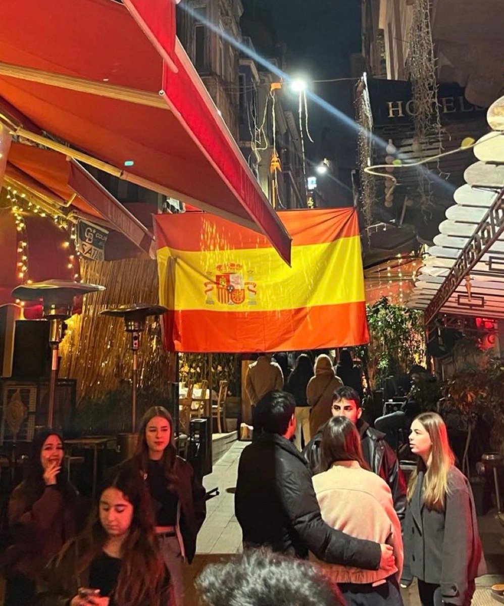 İstanbul Beyoğlu'nda işletmeciler sokağa İspanya bayrağı astı.