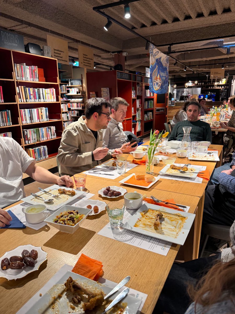 StichtingSfera's tweet photo. Afgelopen week hebben wij als Sfera tijdens het iftarprogramma in Bibliotheek Gooi+ Naarden mensen uit verschillende culturen aan één tafel samengebracht. 🌙
We openden het vasten met de oproep tot het gebed, praatten met onze Nederlandse gasten en hadden een leuke Kahoot-quiz. https://t.co/b3iNHKMQCw