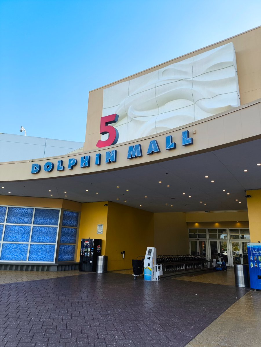 CapLaloVargas's tweet image. Yo estaba bien tranquilo en mi casa "en reserva" comiéndome una manzana y 5 horas después estoy aquí en el mall dolphin en Miami. #PilotLife