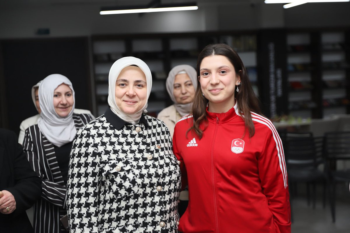 📍Manisa

Manisa’daki programlarımızın son durağında, ülkemizin aydınlık geleceği olan sporcu kadınlarımızla bir araya geldik.

Sporun birleştirici gücünü, kadınların spordaki yükselen başarısını ve gençlerimizin ortaya koyduğu büyük potansiyeli bir kez daha görmek bizlere umut