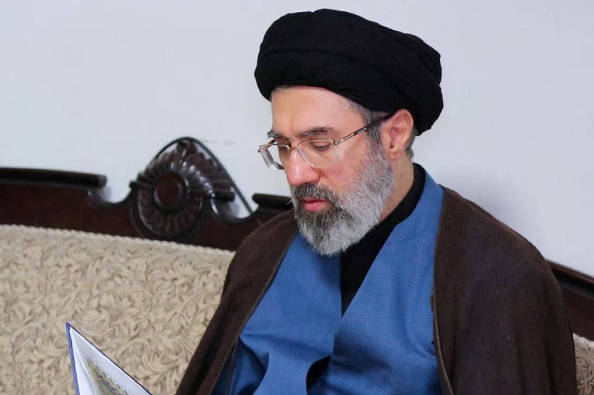 Adhwan's tweet photo. من هو مجتبى خامنئي … مرشد إيران 🇮🇷 الجديد ؟

أعلن مجلس خبراء القيادة في إيران الأحد انتخاب مجتبى خامنئي مرشدا أعلى لإيران خلفا لوالده علي خامنئي الذي قتل في بداية الهجوم الأميركي الإسرائيلي على طهران في 28 فبراير.

وكان اسم النجل الثاني لخامنئي قيد التداول لتولّي منصب المرشد، وهو رأس هرم السلطة وصاحب الكلمة الفصل في السياسات العليا. وعرفت "الجمهورية الإسلامية" مرشدين منذ إقامتها عام 1979، هما الخميني، وخامنئي الذي خلفه في 1989.

وكان ثلاثة من أعضاء مجلس خبراء القيادة أعلنوا في تصريحات أوردتها وسائل إعلام إيرانية الأحد، أن المجلس توصل إلى اختيار المرشد المقبل، من دون كشف اسمه.

يُعتبر مجتبى خامنئي، البالغ من العمر 56 عاماً، منذ فترة طويلة أحد أكثر الشخصيات نفوذاً داخل النظام الحاكم في إيران، على الرغم من ندرة ظهوره العلني أو توليه منصباً سياسياً رسمياً.

كما أنه الابن الثاني لعلي خامنئي الذي اغتيل السبت في غارة استهدفت مجمعه في طهران. وُلد عام 1969 في مدينة مشهد، التي تعد مركزاً دينياً هاماً في إيران.

ويُعدّ مجتبى شخصية غامضة داخل إيران، ولم يظهر علناً منذ السبت، حين أسفرت غارة جوية إسرائيلية عن اغتيال والده وزوجته.

واشتهر مجتبى بعلاقاته الوثيقة بالحرس الثوري، وانضم إلى السلك العسكري عام 1987 تقريباً، بعد إتمامه المرحلة الثانوية. وخدم خلال الفترة الأخيرة من الحرب الإيرانية العراقية الطويلة بين عامي 1980 و1988. وفي العام التالي، عُيّن والده مرشداً أعلى، خلفاً للخميني.

تابع مجتبى خامنئي دراسته على يد أبرز علماء الدين في قم، ثم عمل مدرساً في إحدى الحوزات الدينية، فنسج علاقات وطيدة مع القيادات الدينية، واكتسب مكانة مرموقة لديهم، ويعود الفضل في ذلك جزئياً إلى منصب والده.

لكنه لم يكن شخصية معروفة، وعمل في الخفاء، بإدارة مكتب المرشد الأعلى خلف الكواليس، ولم يظهر في الأخبار إلا نادراً خلال العقود الأخيرة.

تنامت سلطة مجتبى بالتوازي مع سلطة والده، من خلال عمله في مكاتبه بوسط طهران، إذ بدأت برقيات دبلوماسية أميركية نشرها موقع "ويكيليكس" في أواخر العقد الأول من الألفية الثانية بالإشارة إلى خامنئي الابن بوصفه "القوة الخفية وراء الرداء".

وروت إحدى هذه البرقيات ادعاء بأن خامنئي كان يتنصت على هاتف والده، ويعمل "حارساً رئيسياً" له، ويعمل على بناء قاعدة نفوذه الخاصة داخل البلاد.

وجاء في برقية صدرت عام 2008: "يُنظر إلى خامنئي على نطاق واسع داخل النظام كقائد ومدير كفء وحازم، قد يرث يوماً ما ولو جزءاً من القيادة الوطنية؛ وربما يراه والده كذلك".

وأفادت وزارة الخزانة الأميركية بأن خامنئي عمل عن كثب مع الحرس الثوري الإيراني، سواء مع قادة "فيلق القدس" التابع له أو مع قوات "الباسيج" التطوعية التي واجهت الاحتجاجات الشعبية في يناير.

وفرضت الولايات المتحدة عقوبات عليه عام 2019 خلال الولاية الأولى للرئيس الأميركي دونالد ترمب، بتهمة العمل على "تعزيز طموحات والده الإقليمية المزعزعة للاستقرار وأهدافه الداخلية القمعية".

وتشمل هذه العقوبات مزاعم بأن مجتبى خامنئي دعم من وراء الكواليس انتخاب الرئيس محمود أحمدي نجاد عام 2005، وإعادة انتخابه المثيرة للجدل عام 2009 التي أشعلت شرارة احتجاجات "الحركة الخضراء".