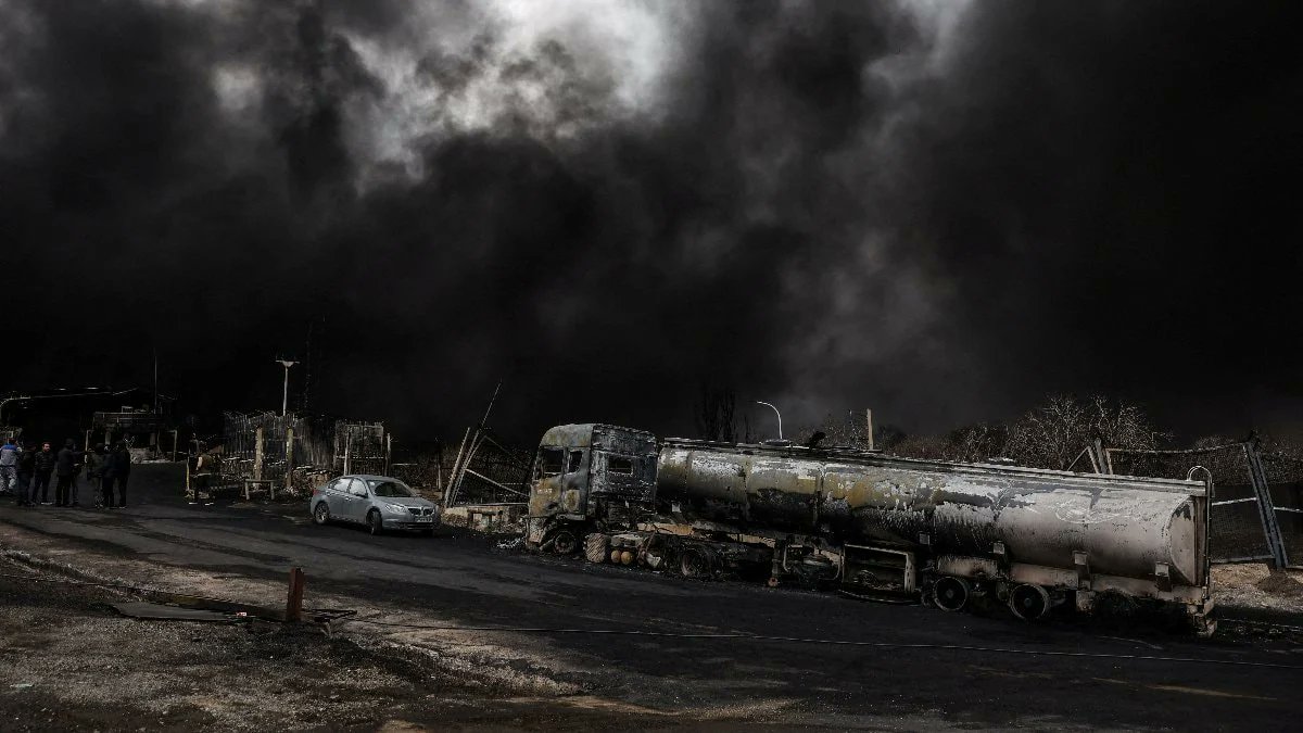 İran Devrim Muhafızları’ndan İbrahim Zülfikari, ABD ve İsrail’in İran’da sivilleri ve enerji altyapısını hedef almasını suç olarak nitelendirerek, saldırıların sürmesi halinde benzer karşılık verileceğini ve petrolün varil fiyatının 200 doların üzerine çıkabileceğini belirtti.
