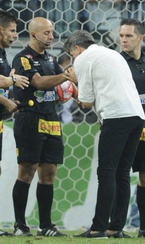 gauto81's tweet photo. O Homem do VAR

Retorna depois de um ano de suspensão por erro.

@OficialFGF Parabéns, conseguiram https://t.co/6jWppxsZdM
