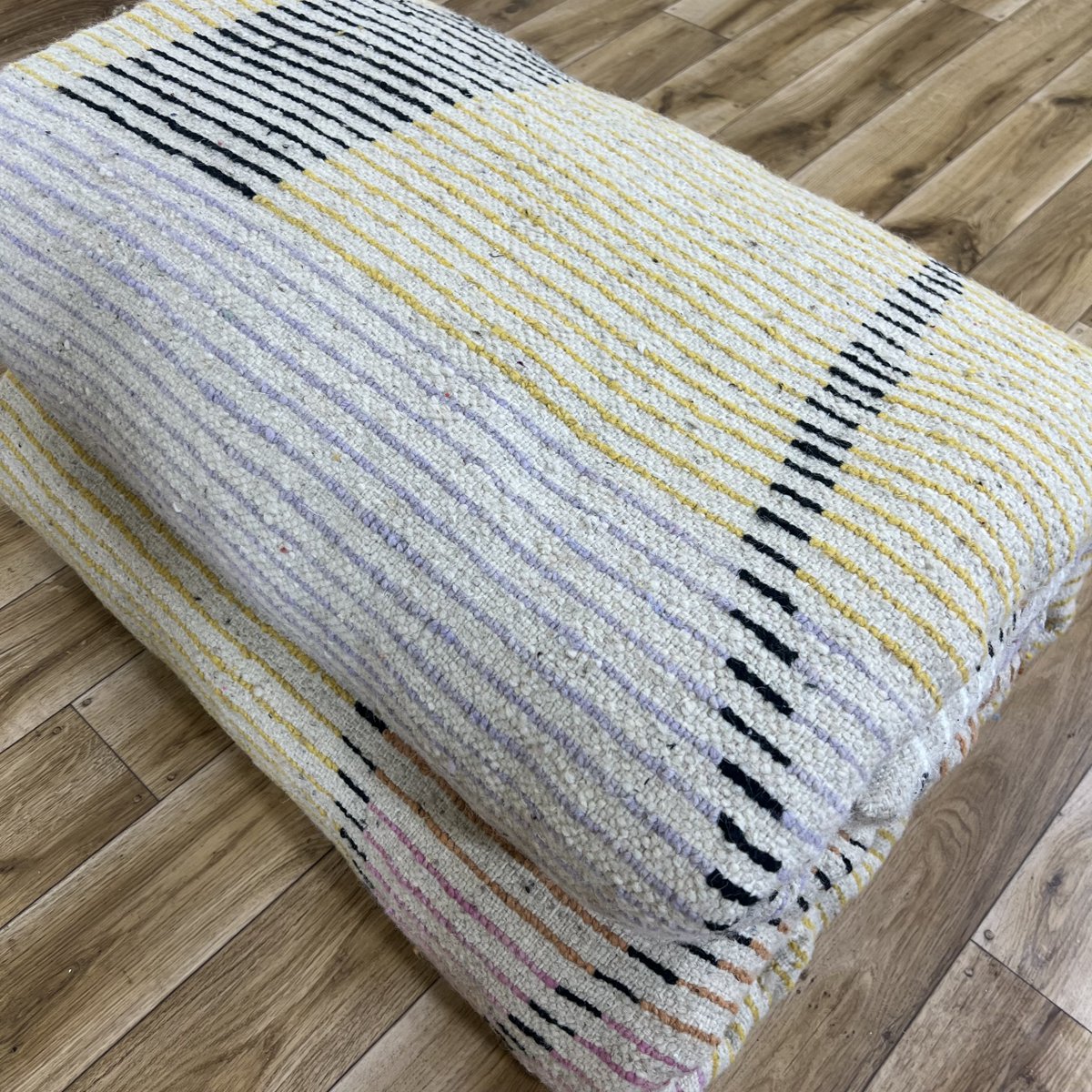 RRugsHand's tweet image. Moroccan Rug Wool Black And White Yellow Olive Handwoven Abstr by rugshand
etsy.me/4syG1cv via @Etsy 

#home_decor, #red_carpet, #carpet, #persian_rug, #christmas_sweater, #sewing_pattern,