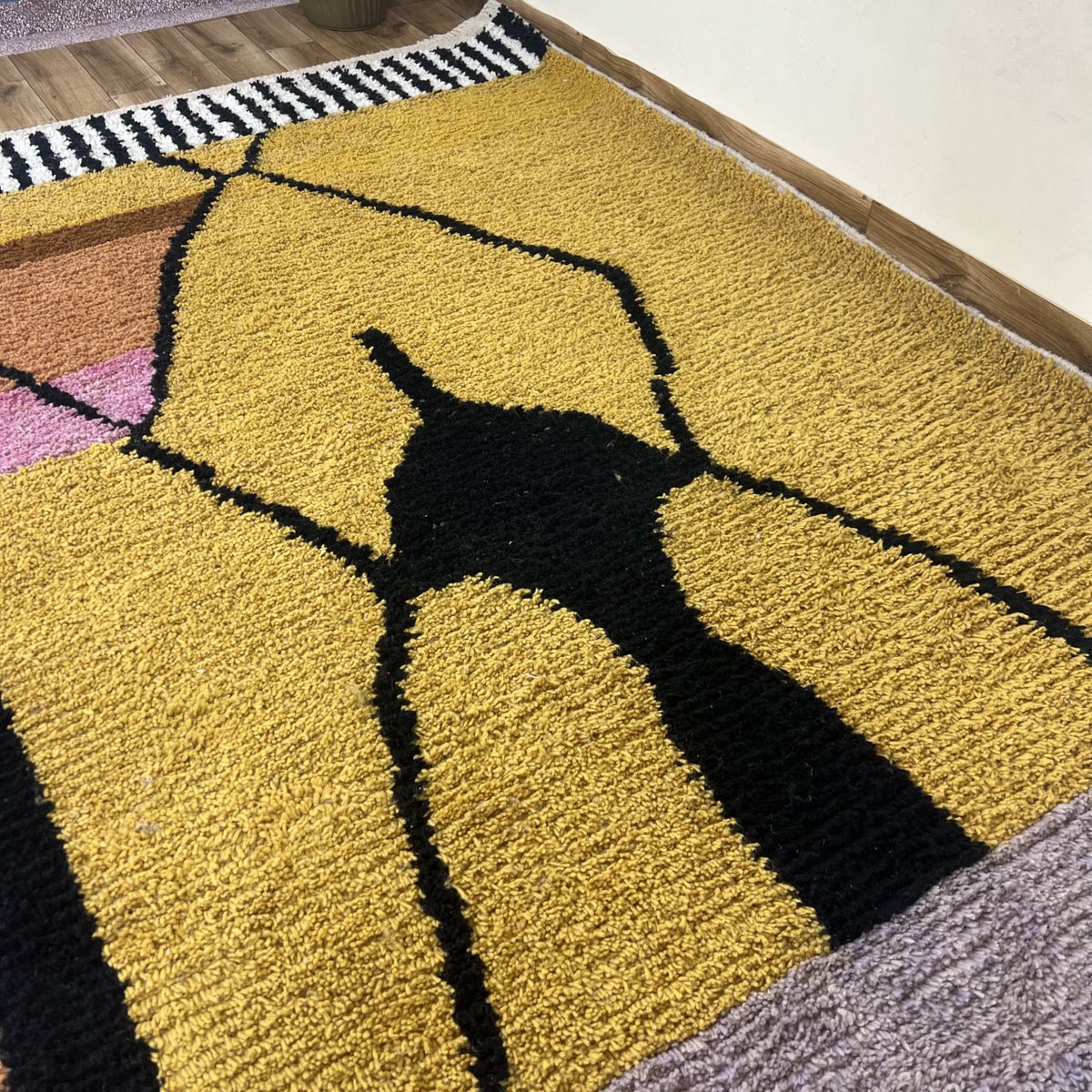 RRugsHand's tweet image. Moroccan Rug Wool Black And White Yellow Olive Handwoven Abstr by rugshand
etsy.me/4syG1cv via @Etsy 

#home_decor, #red_carpet, #carpet, #persian_rug, #christmas_sweater, #sewing_pattern,