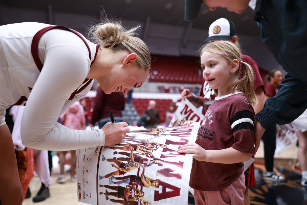 MontanaGrizWBB's tweet photo. Thanks for supporting us all season long, Griz Nation! 

#GoGriz https://t.co/4qtiIfMwtg
