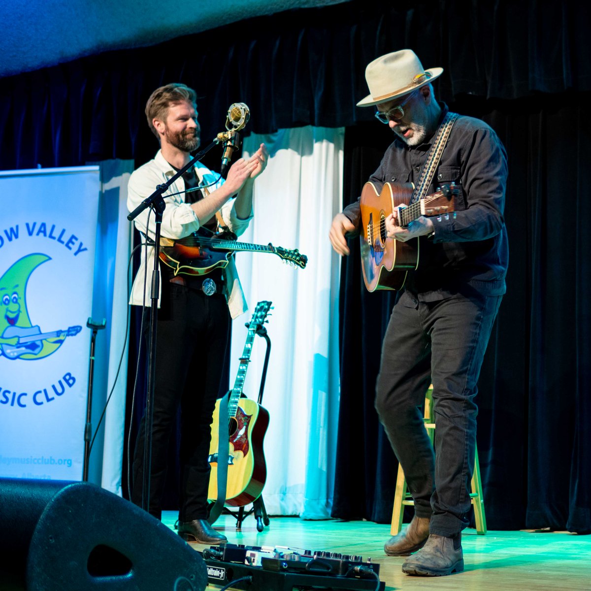 TerryWood19's tweet photo. Great show Saturday night at the @BowValleyMusic club. Closing was The Woodshed, a fabulous duo of John Wort Hannam and @TBuckleymusic. They bring a beautiful vocal blend of brotherly harmonies combined with gutsy and sophisticated song writing alongside intricate guitar playing. https://t.co/0YwslVShM1